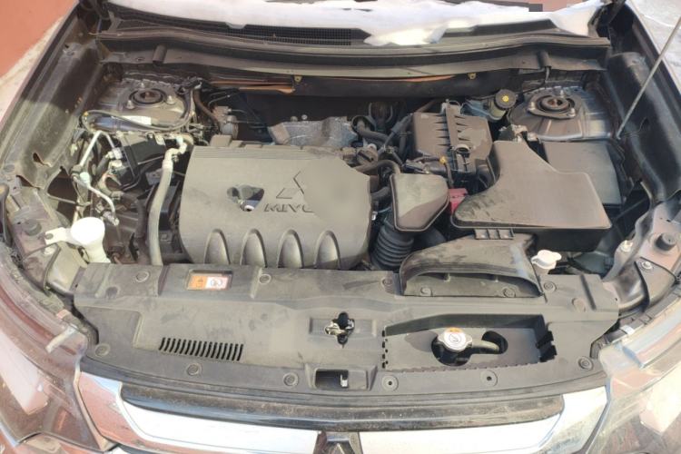 Used Mitsubishi Outlander 2016 2.4L 4x4 Elite Edition 7-Seater Engine Bay