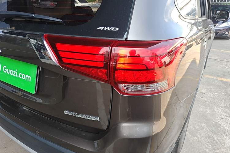 Used Mitsubishi Outlander 2016 2.4L 4x4 Luxury Edition 7-Seater Exterior 3