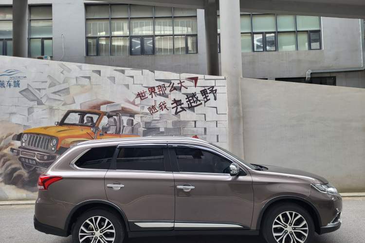 Used Mitsubishi Outlander 2016 2.4L 4x4 Elite Edition 5 Seats Exterior 3