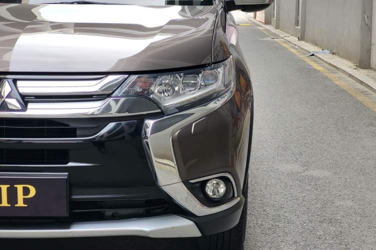 Used Mitsubishi Outlander 2016 2.4L 4x4 Elite Edition 5 Seats Exterior 4