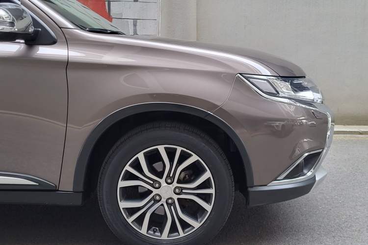 Used Mitsubishi Outlander 2016 2.4L 4x4 Elite Edition 5 Seats Exterior 5