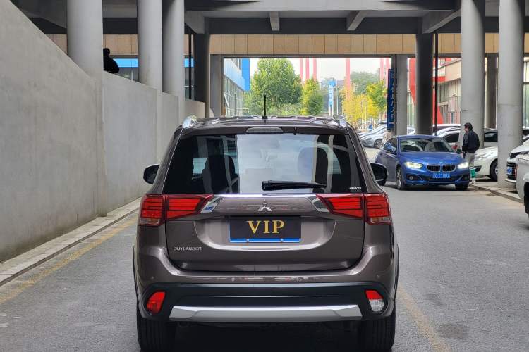 Used Mitsubishi Outlander 2016 2.4L 4x4 Elite Edition 5 Seats Exterior 7