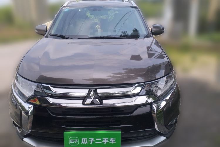 Used Mitsubishi Outlander 2016 2.4L 4x4 Luxury Edition 7-Seater Front