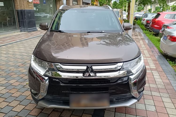 Used Mitsubishi Outlander 2016 2.4L 4x4 Luxury Edition 7-Seater Front