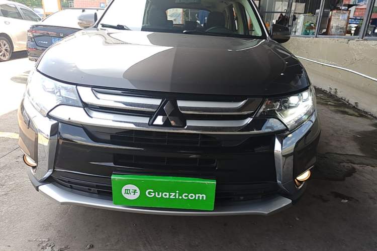 Used Mitsubishi Outlander 2016 2.4L 4x4 Luxury Edition 7-Seater Front