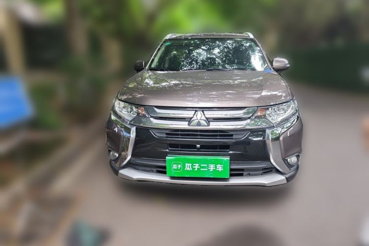 Used Mitsubishi Outlander 2016 2.4L 4x4 Luxury Edition 7-Seater Front