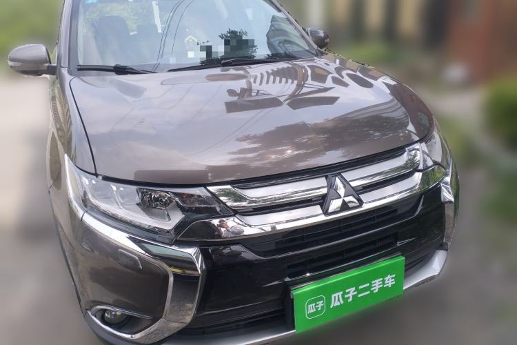 Used Mitsubishi Outlander 2016 2.4L 4x4 Luxury Edition 7-Seater Front Right 45 Deg