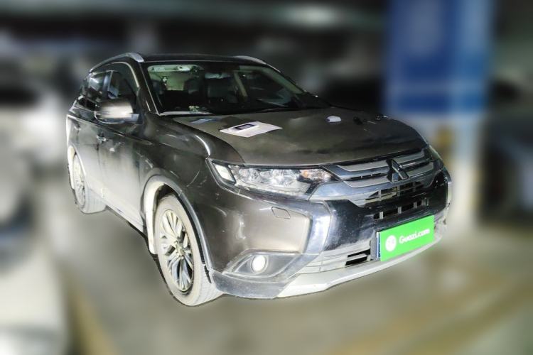 Used Mitsubishi Outlander 2016 2.4L 4x4 Luxury Edition 7-Seater Front Right 45 Deg