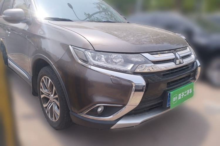 Used Mitsubishi Outlander 2016 2.4L 4x4 Elite Edition 5 Seats Front Right 45 Deg