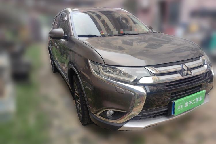 Used Mitsubishi Outlander 2016 2.4L 4x4 Elite Edition 5 Seats Front Right 45 Deg