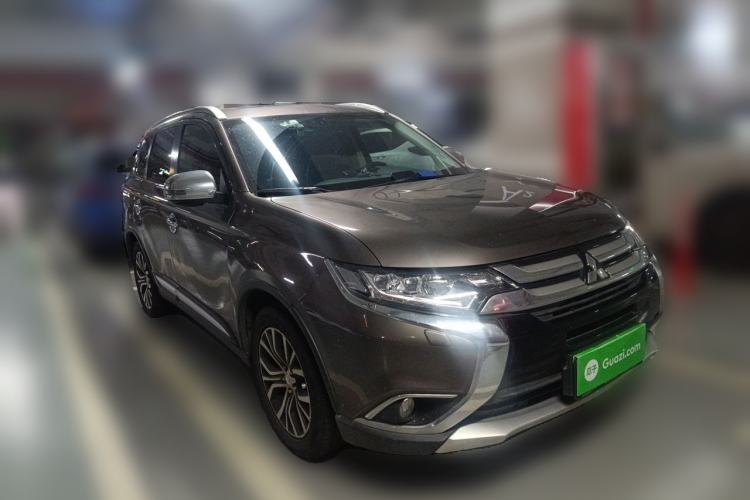 Used Mitsubishi Outlander 2016 2.4L 4x4 Flagship GT Edition 7 Seats Front Right 45 Deg