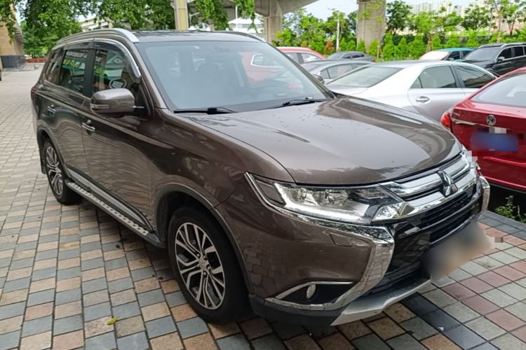 Used Mitsubishi Outlander 2016 2.4L 4x4 Luxury Edition 7-Seater Front Right 45 Deg