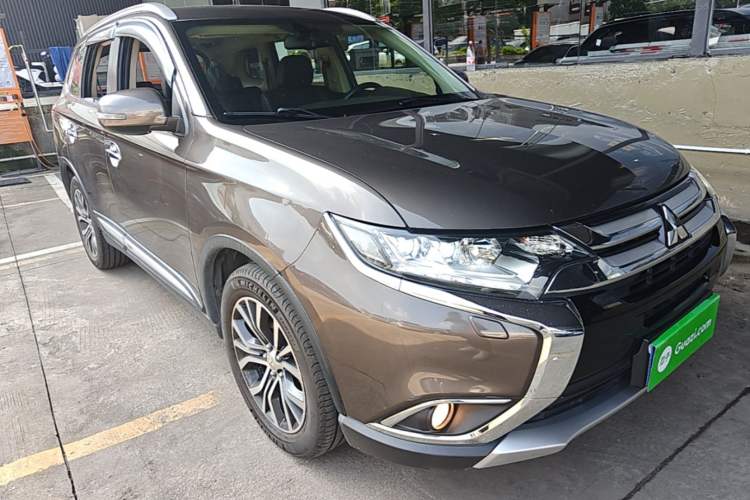 Used Mitsubishi Outlander 2016 2.4L 4x4 Luxury Edition 7-Seater Front Right 45 Deg