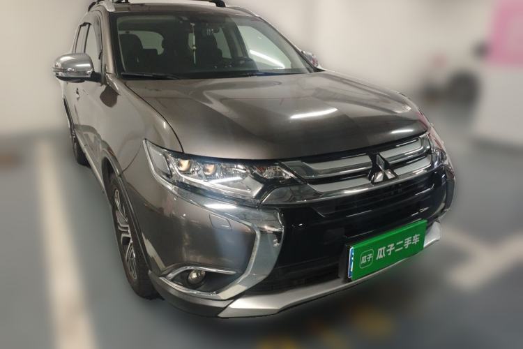Used Mitsubishi Outlander 2016 2.4L 4x4 Elite Edition 7-Seater Front Right 45 Deg