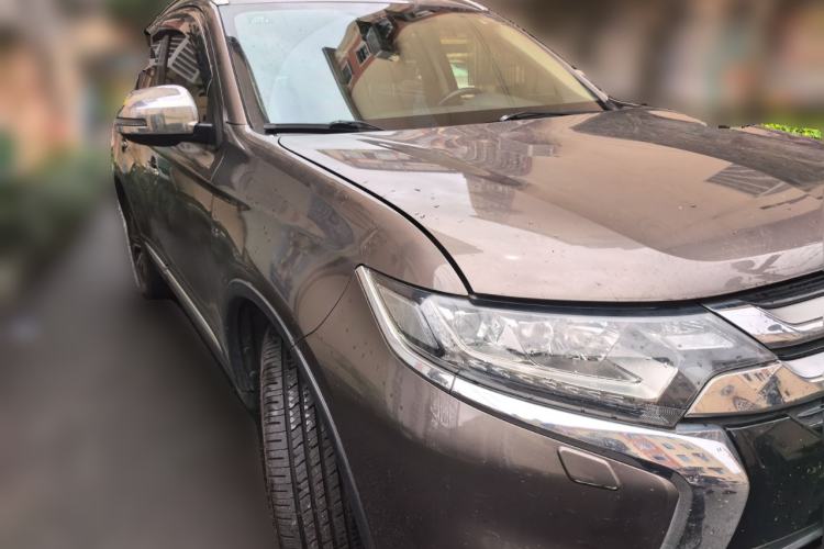 Used Mitsubishi Outlander 2016 2.4L 4x4 Elite Edition 5 Seats Front Right 45 Deg