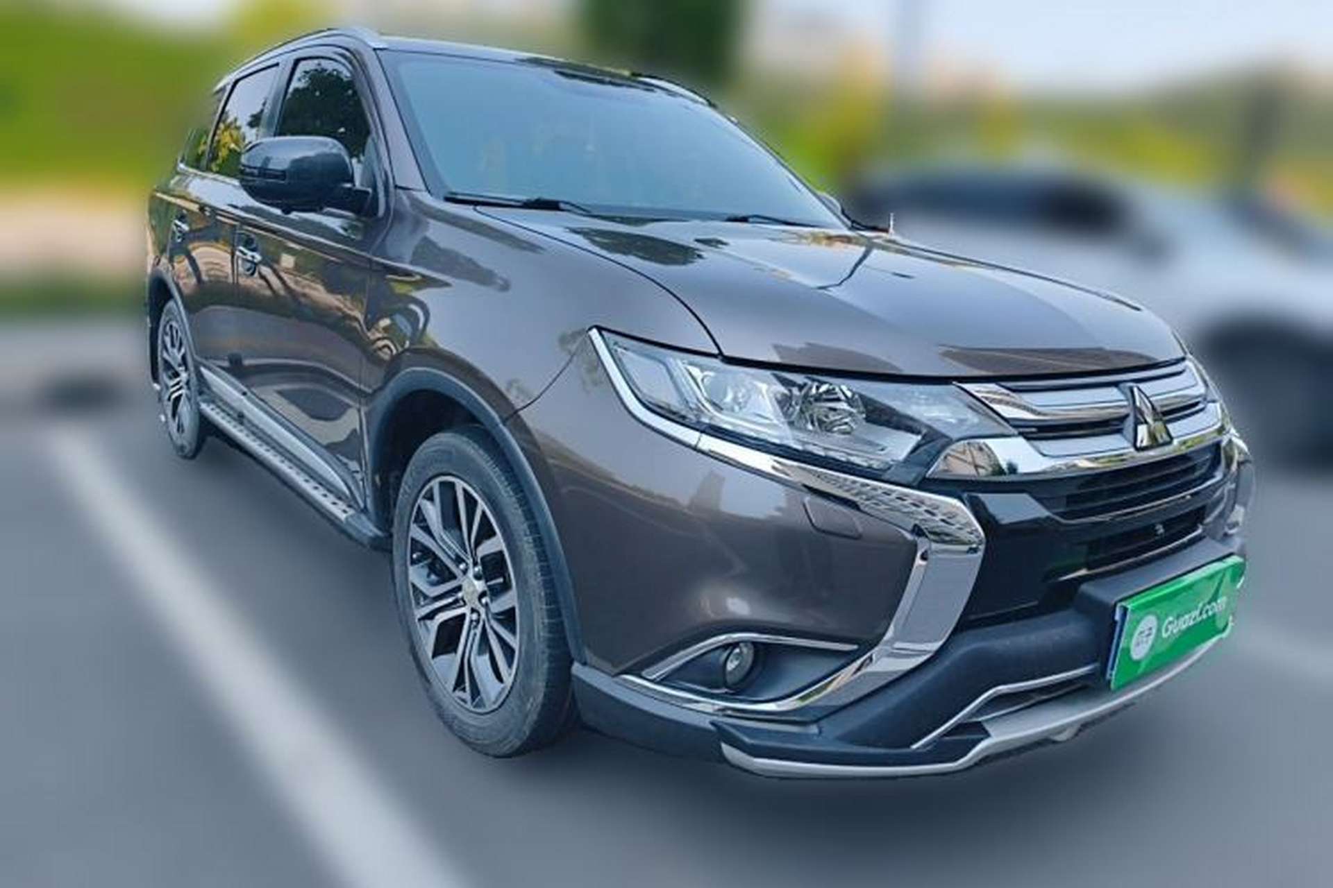 Used Mitsubishi Outlander 2016 2.4L 4x4 Luxury Edition 7-Seater Front Right 45 Deg