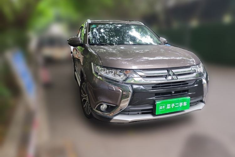 Used Mitsubishi Outlander 2016 2.4L 4x4 Luxury Edition 7-Seater Front Right 45 Deg