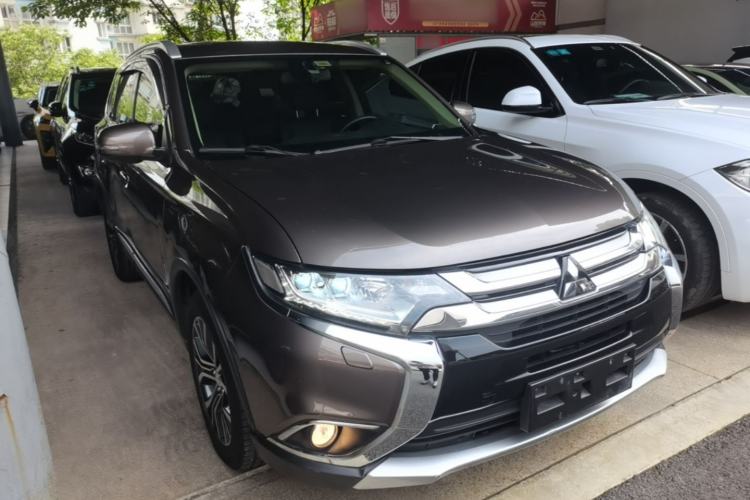 Used Mitsubishi Outlander 2016 2.4L 4x4 Elite Edition 5 Seats Front Right 45 Deg