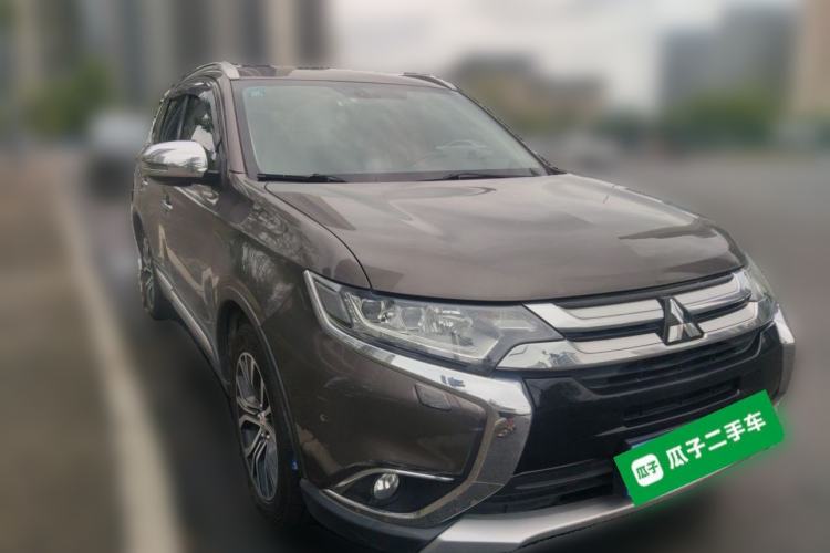 Used Mitsubishi Outlander 2016 2.4L 4x4 Elite Edition 5 Seats Front Right 45 Deg