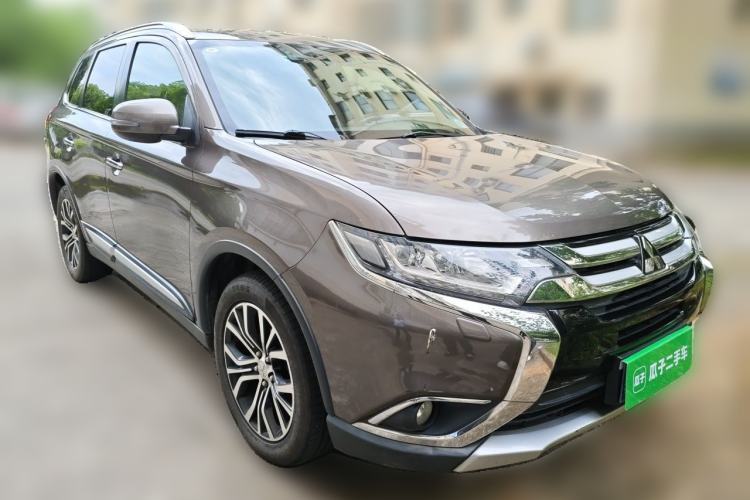Used Mitsubishi Outlander 2016 2.4L 4x4 Elite Edition 7-Seater Front Right 45 Deg