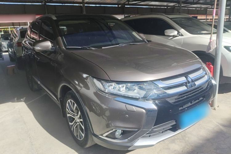 Used Mitsubishi Outlander 2016 2.4L 4x4 Elite Edition 5 Seats Front Right 45 Deg