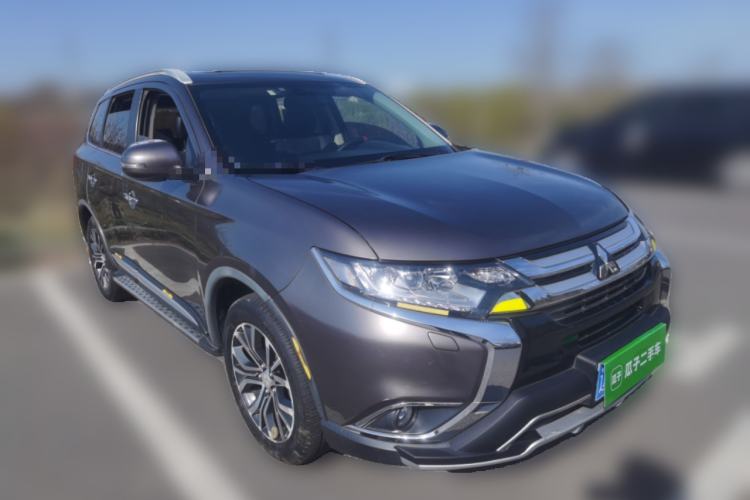 Used Mitsubishi Outlander 2016 2.4L 4x4 Elite Edition 5 Seats Front Right 45 Deg