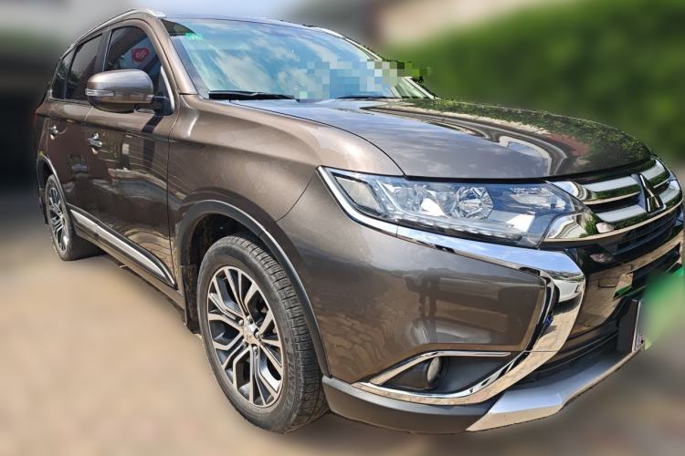 Used Mitsubishi Outlander 2016 2.4L 4x4 Elite Edition 5 Seats Front Right 45 Deg