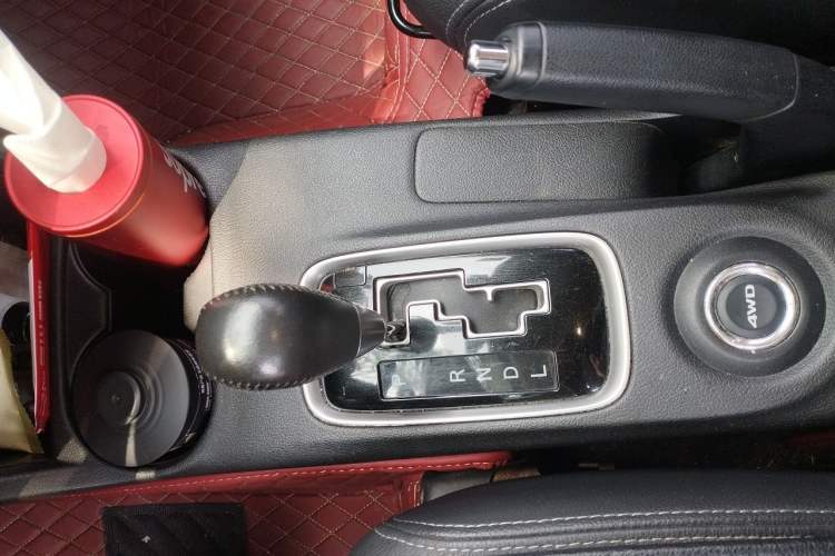 Used Mitsubishi Outlander 2016 2.4L 4x4 Luxury Edition 7-Seater Gear Lever