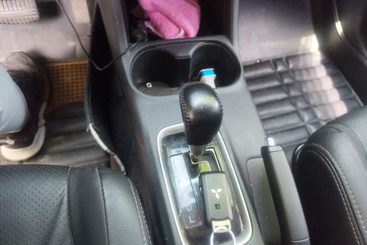 Used Mitsubishi Outlander 2016 2.4L 4x4 Elite Edition 7-Seater Gear Lever
