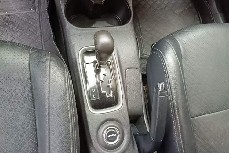 Used Mitsubishi Outlander 2016 2.4L 4x4 Luxury Edition 7-Seater Gear Lever