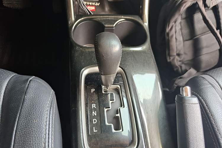 Used Mitsubishi Outlander 2016 2.4L 4x4 Luxury Edition 7-Seater Gear Lever
