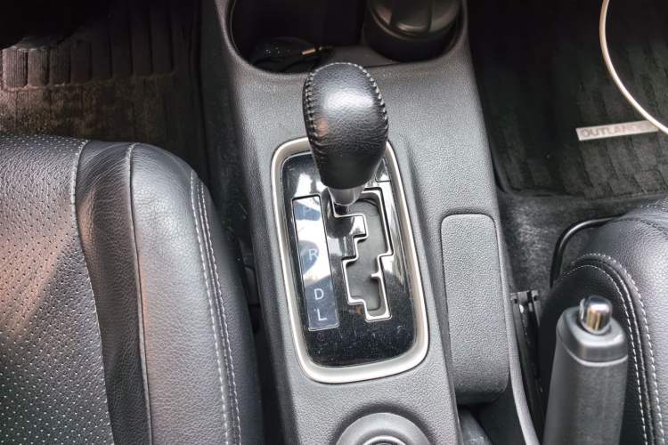 Used Mitsubishi Outlander 2016 2.4L 4x4 Elite Edition 5 Seats Gear Lever