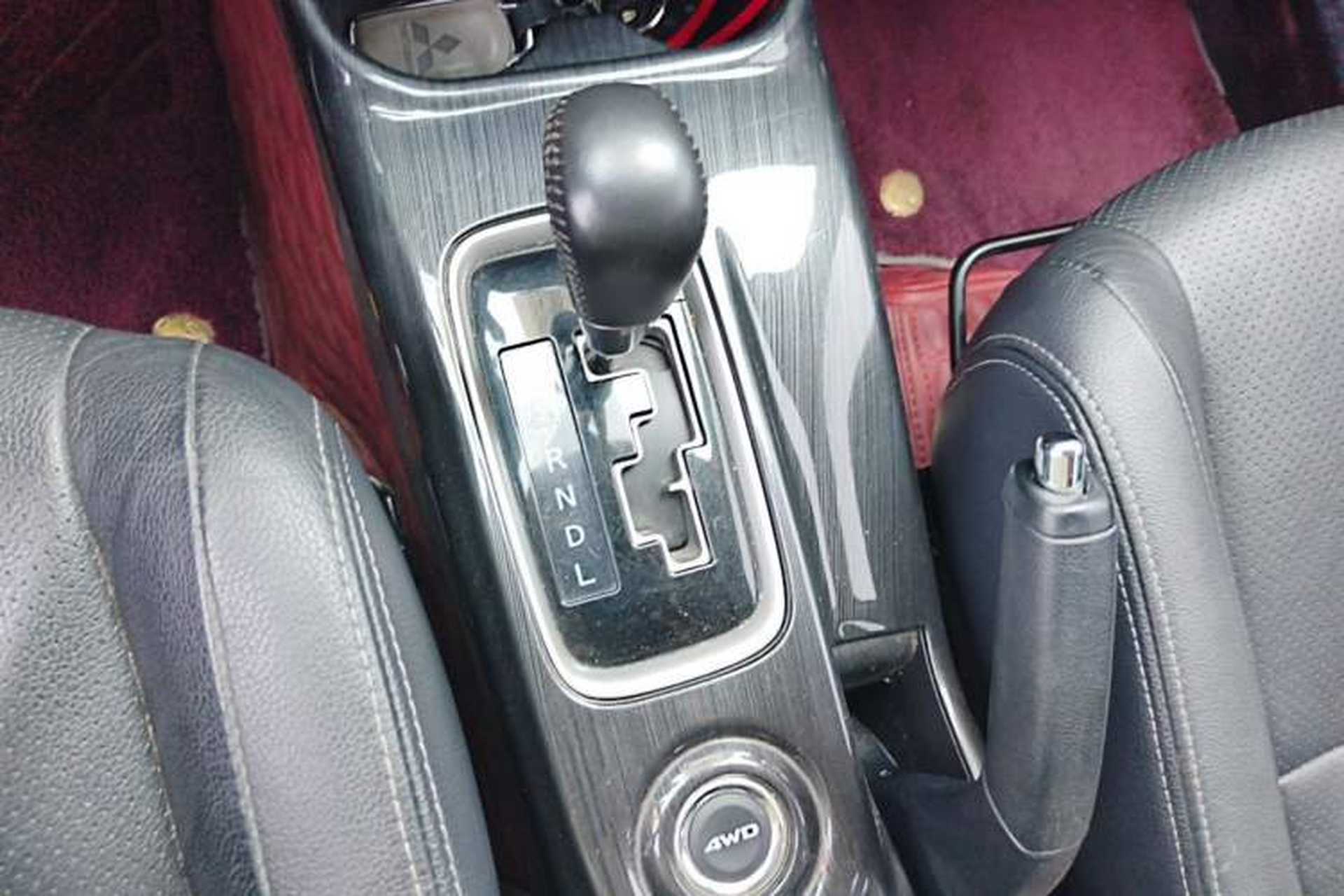 Used Mitsubishi Outlander 2016 2.4L 4x4 Luxury Edition 7-Seater Gear Lever