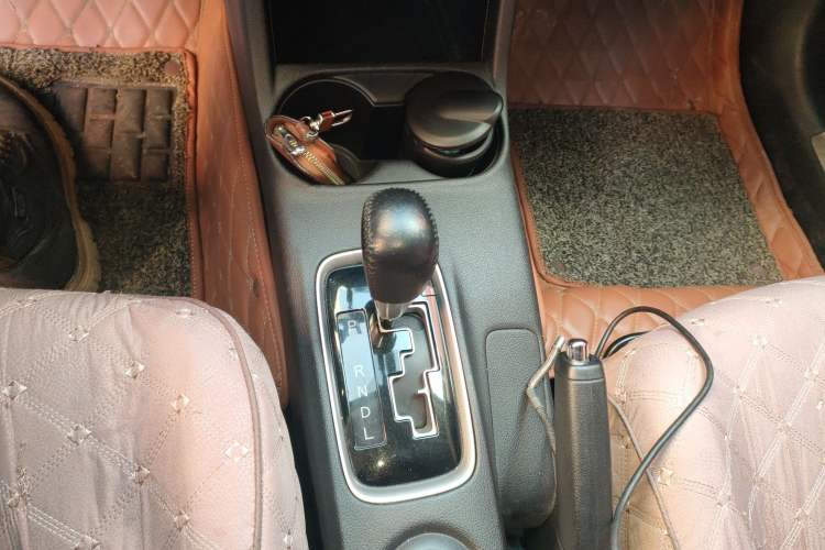 Used Mitsubishi Outlander 2016 2.4L 4x4 Elite Edition 7-Seater Gear Lever