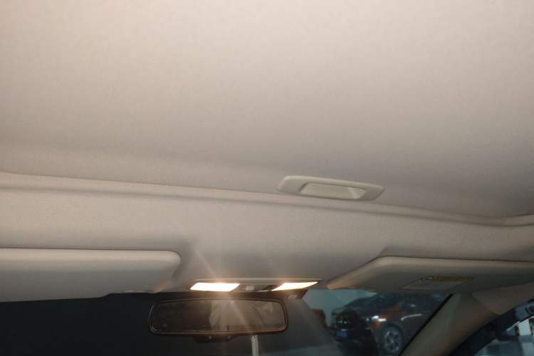 Used Mitsubishi Outlander 2016 2.4L 4x4 Elite Edition 7-Seater Headliner