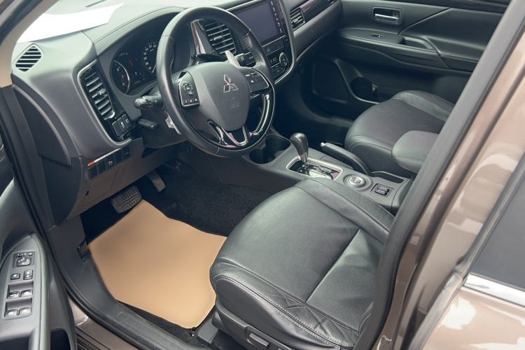 Used Mitsubishi Outlander 2016 2.4L 4x4 Elite Edition 5 Seats Interior 1