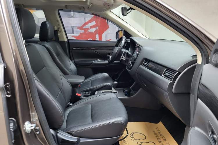 Used Mitsubishi Outlander 2016 2.4L 4x4 Elite Edition 5 Seats Interior 1