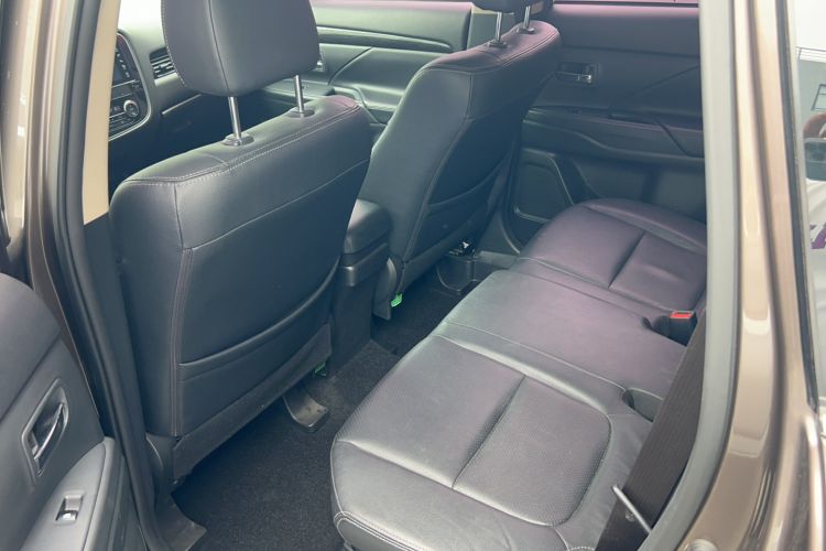 Used Mitsubishi Outlander 2016 2.4L 4x4 Elite Edition 5 Seats Interior 2