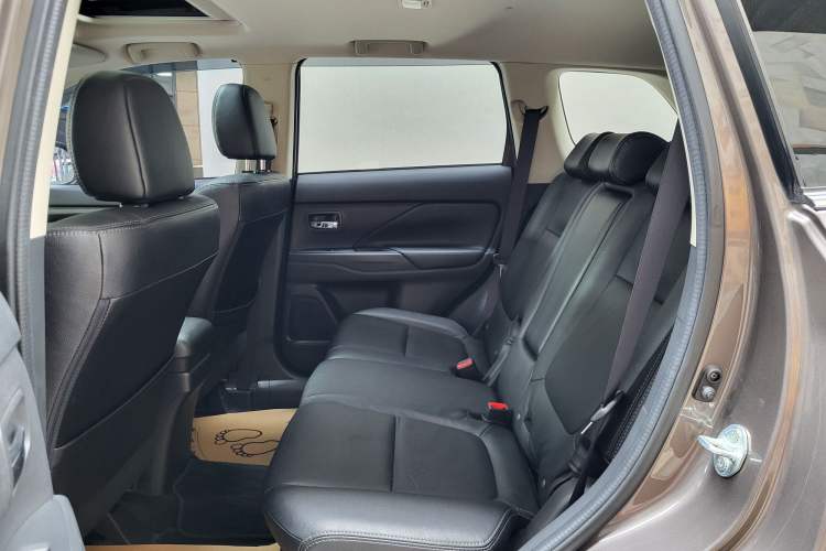 Used Mitsubishi Outlander 2016 2.4L 4x4 Elite Edition 5 Seats Interior 2