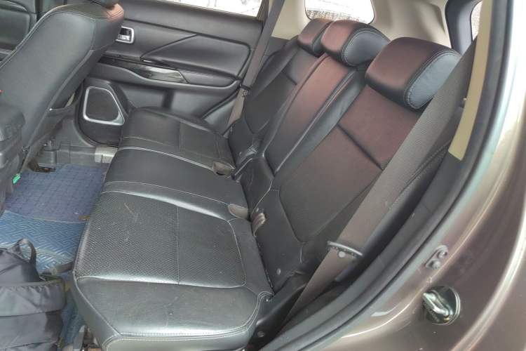 Used Mitsubishi Outlander 2016 2.4L 4x4 Elite Edition 5 Seats Interior 3