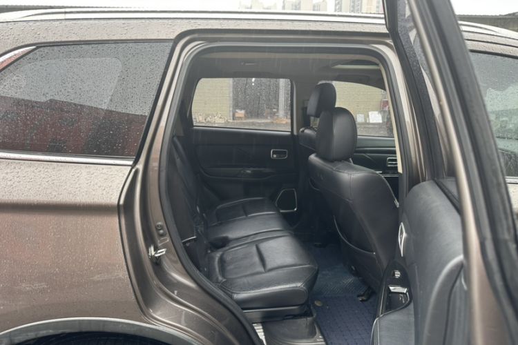 Used Mitsubishi Outlander 2016 2.4L 4x4 Elite Edition 5 Seats Interior 4