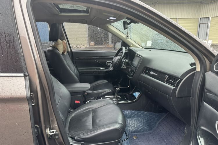 Used Mitsubishi Outlander 2016 2.4L 4x4 Elite Edition 5 Seats Interior 6