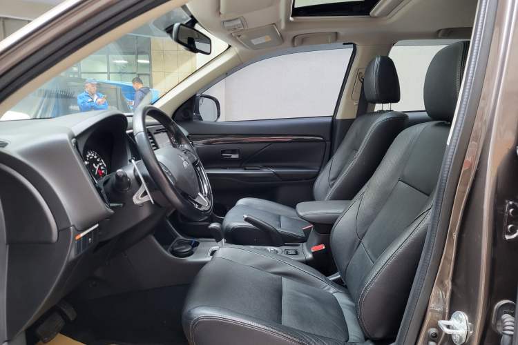 Used Mitsubishi Outlander 2016 2.4L 4x4 Elite Edition 5 Seats Interior 6