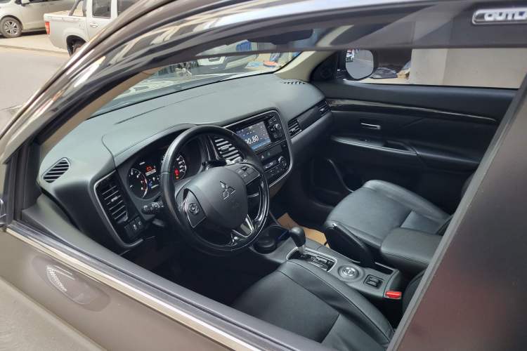 Used Mitsubishi Outlander 2016 2.4L 4x4 Elite Edition 5 Seats Interior 7