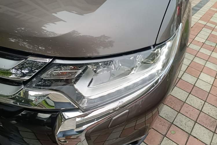 Used Mitsubishi Outlander 2016 2.4L 4x4 Luxury Edition 7-Seater Left Front Headlight
