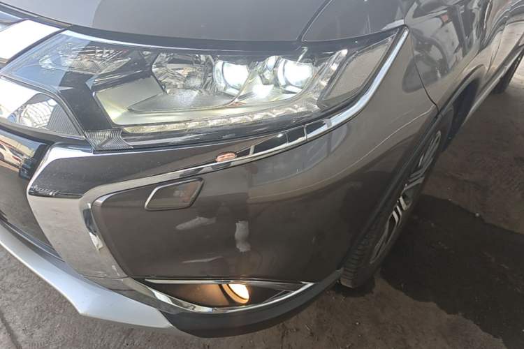 Used Mitsubishi Outlander 2016 2.4L 4x4 Luxury Edition 7-Seater Left Front Headlight
