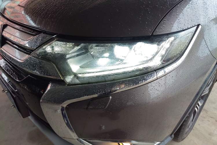 Used Mitsubishi Outlander 2016 2.4L 4x4 Elite Edition 5 Seats Left Front Headlight