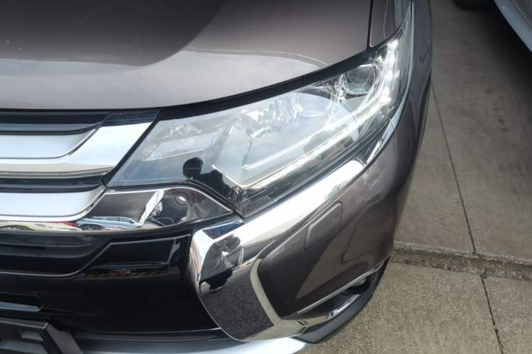 Used Mitsubishi Outlander 2016 2.4L 4x4 Elite Edition 5 Seats Left Front Headlight