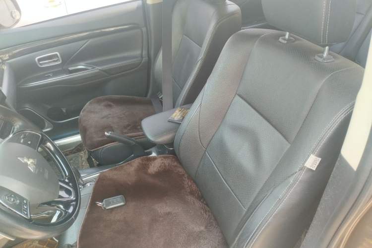 Used Mitsubishi Outlander 2016 2.4L 4x4 Elite Edition 5 Seats Left Front Seat