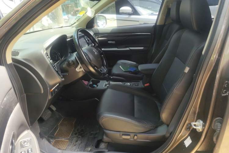 Used Mitsubishi Outlander 2016 2.4L 4x4 Elite Edition 7-Seater Left Front Seat